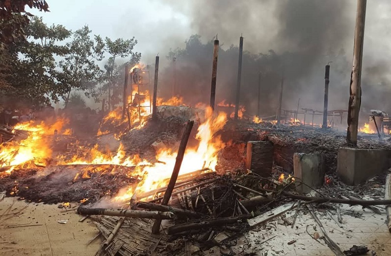 রোহিঙ্গা ক্যাম্পে এক রাতে দুই ভয়াবহ অগ্নিকাণ্ড, হাসপাতালসহ পুড়ল ঘরবাড়ি : বিপাকে আশ্রিতরা