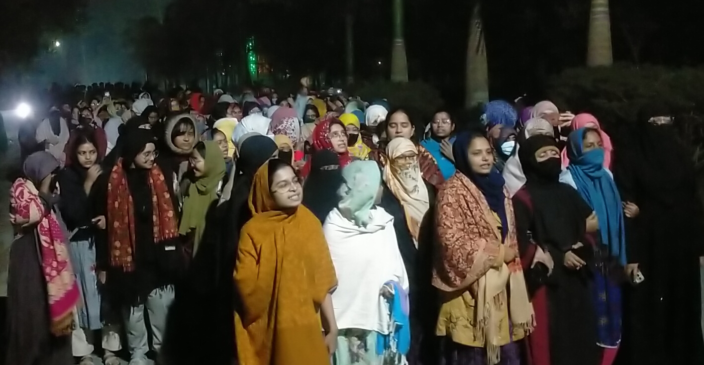 হাদির মৃত্যু: ভারতের আগ্রাসন ভেঙ্গে দাও গুড়িয়ে দাও স্লোগানে ইবি ছাত্রীদের বিক্ষোভ