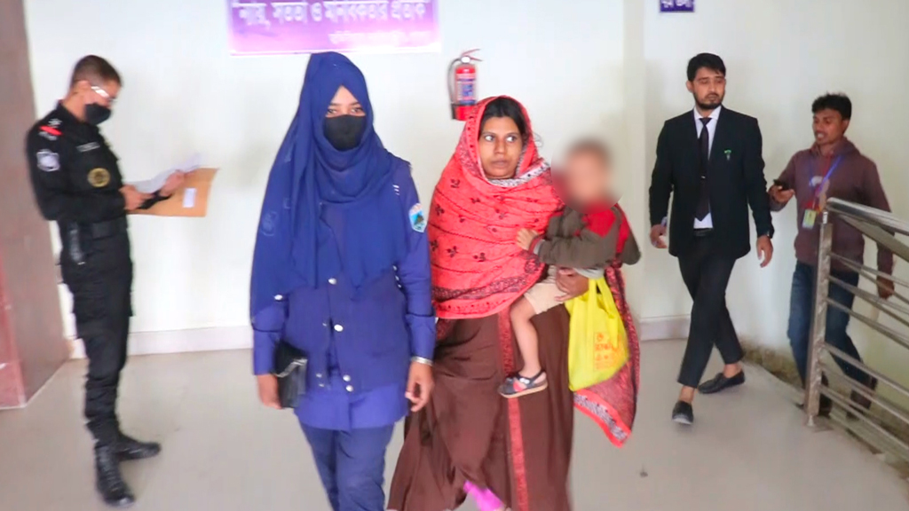 ৮ কুকুরছানা হত্যা: মায়ের সঙ্গে কারাগারে দুই বছরের শিশু