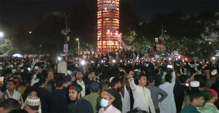 শোক-ক্ষোভে উত্তাল শাহবাগ, ‘হাদি, হাদি’ স্লোগান প্রতিধ্বনিত