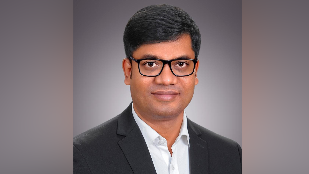 আমার প্রিয়তমা স্ত্রী একটি ফুটফুটে কন্যা সন্তানের জন্ম দিয়েছে: নয়ন