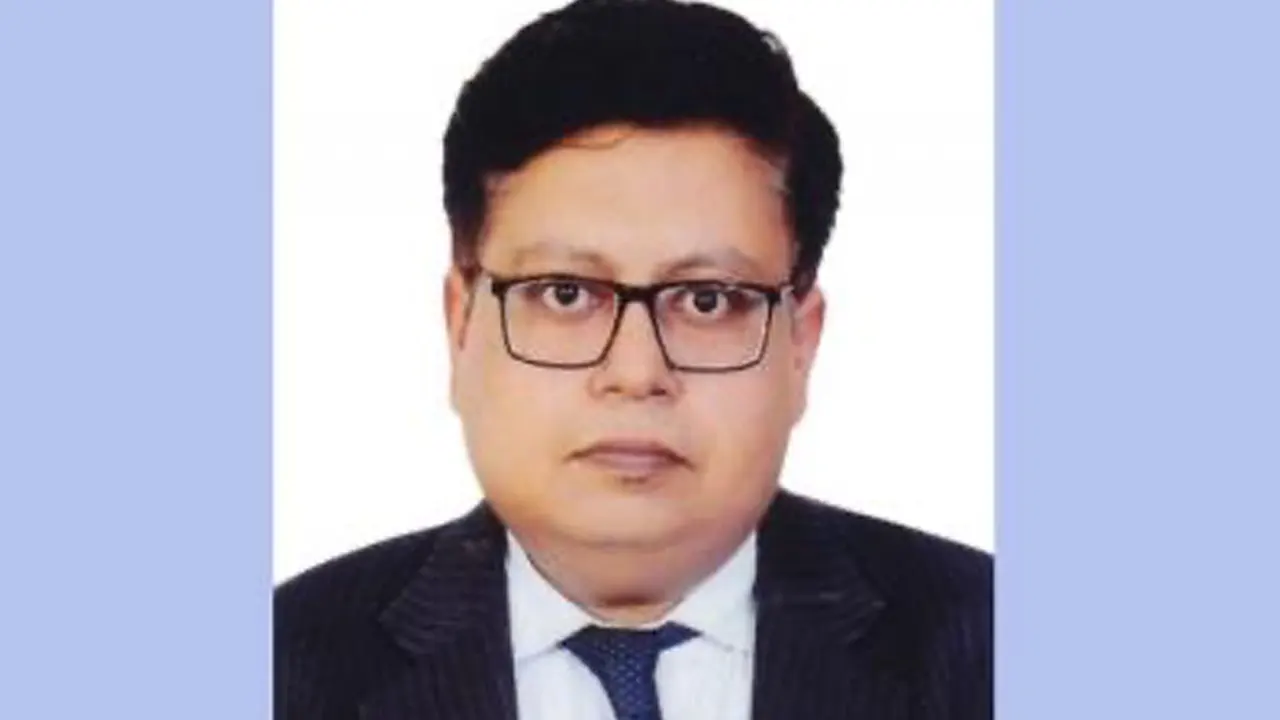 ধাক্কা দিয়ে বের করে দেওয়া আওয়ামীপন্থি সেই সচিবের পদোন্নতি!