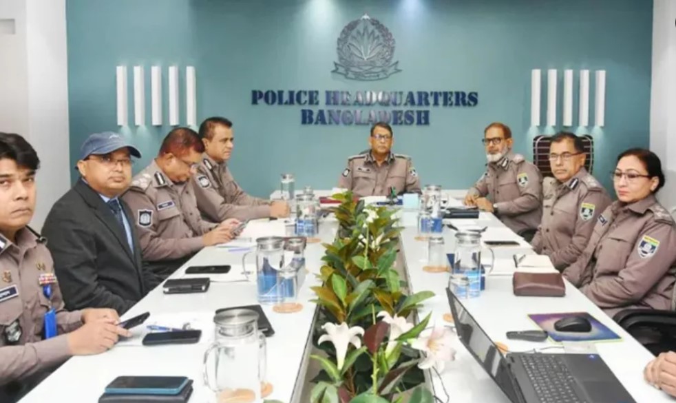 লুট হওয়া অস্ত্র উদ্ধারে তৎপরতা বাড়াতে আইজিপির নির্দেশ
