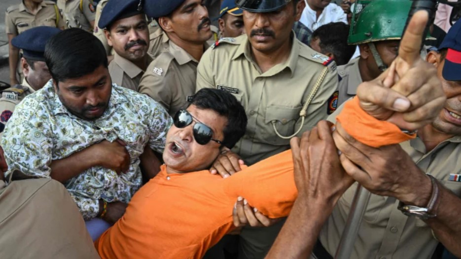 এবার কলকাতা-মুম্বাইয়ে উপ হাইকমিশনের সামনে হিন্দুত্ববাদীদের বিক্ষোভ, ধস্তাধস্তি