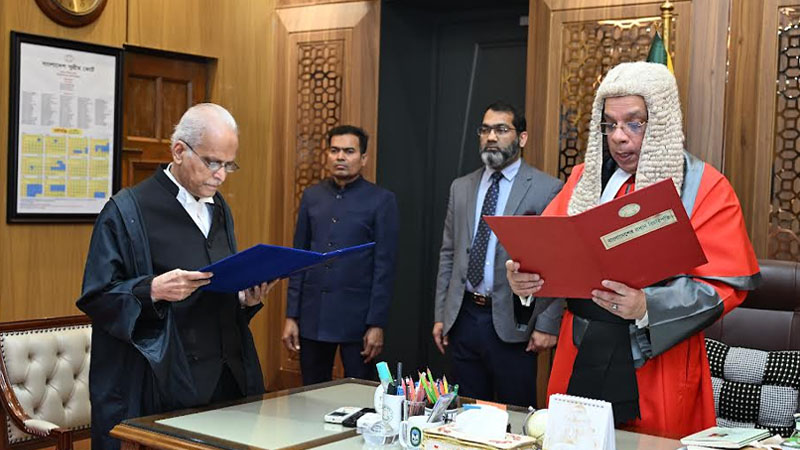হাইকোর্টের স্থায়ী বিচারপতি হিসেবে শপথ নিলেন বিচারপতি সৈয়দ এনায়েত হোসেন