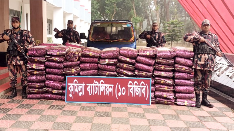 কুমিল্লা সীমান্তে ট্রাকসহ ৫৬ লাখ টাকার চোরাচালানী মালামাল আটক।