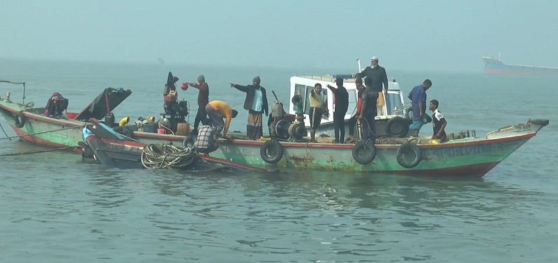 ঘন কুয়াশায় ভোলার মেঘনায় কার্গো জাহাজের ধাক্কায় ৩০০ মণ লবণসহ ট্রলারডুবি