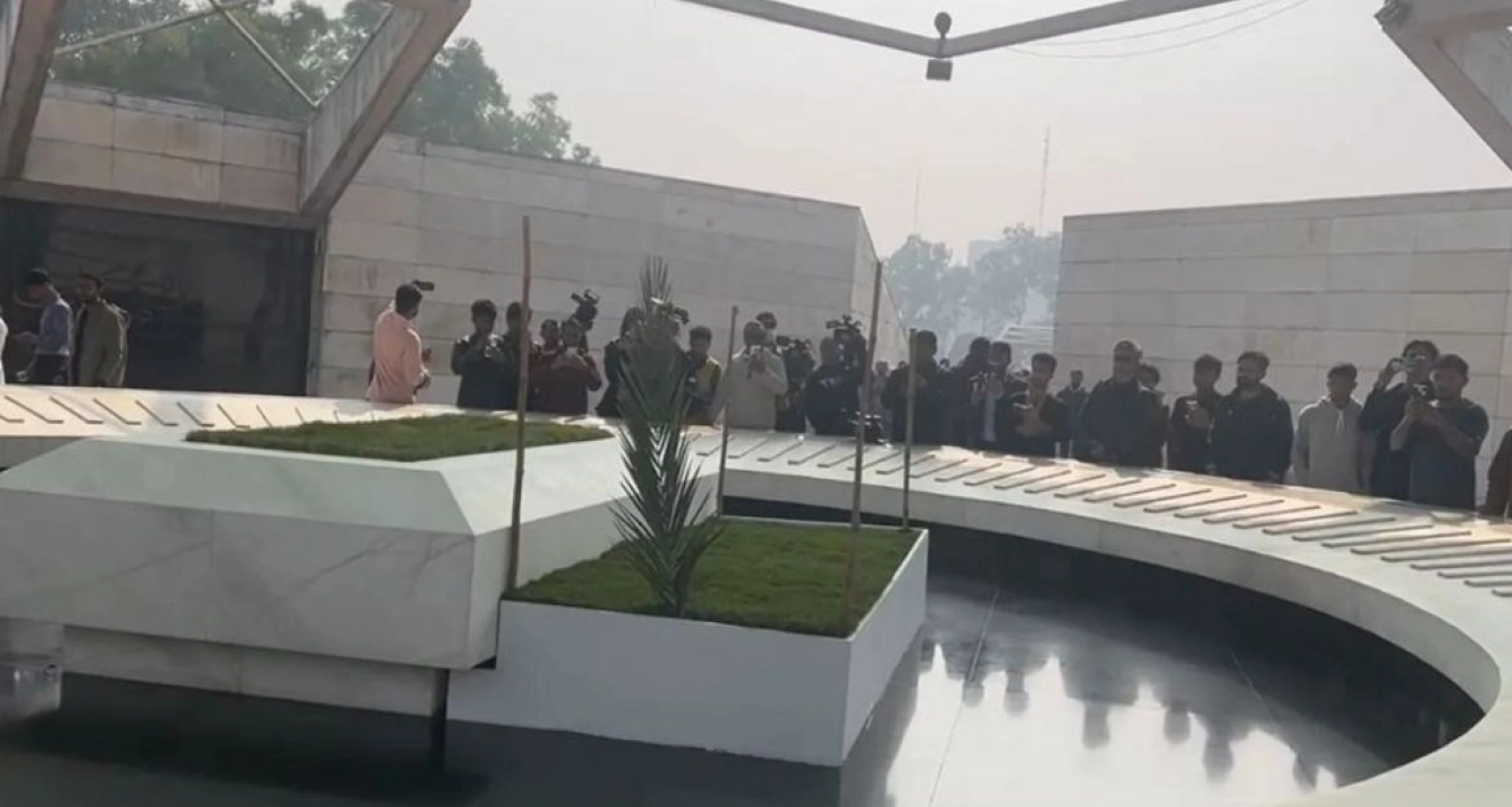 সর্বসাধারণের জন্য উন্মুক্ত জিয়াউর রহমান-খালেদা জিয়ার সমাধিস্থল