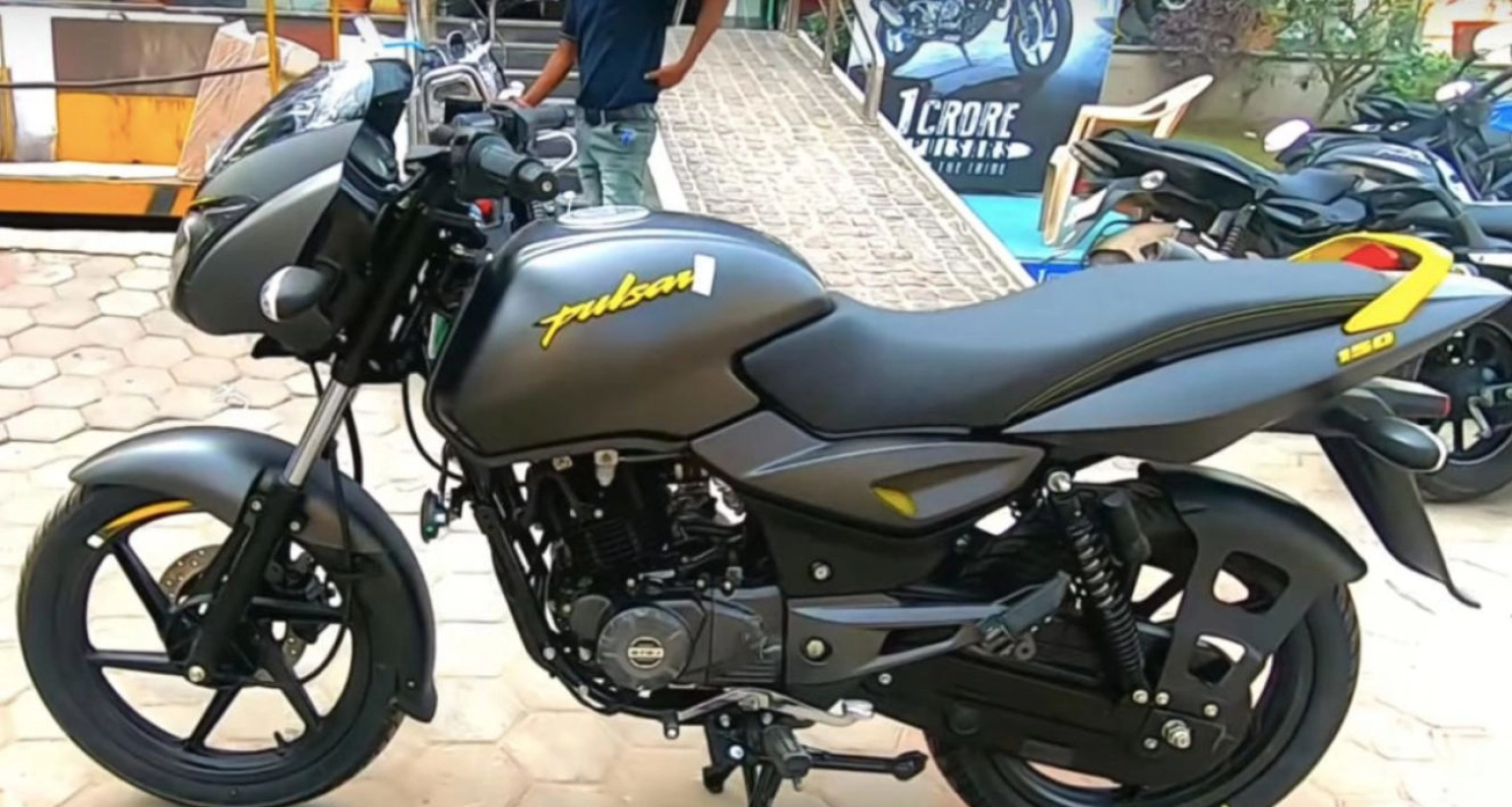 আইফোনের চেয়েও কম দাম, বেশি মাইলেজের Bajaj Pulsar Neon
