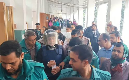 আদালতে অধ্যাপক আবুল বারকাত: বাবার চোখে পানি দেখে নিজেকে আড়াল করলেন মেয়ে