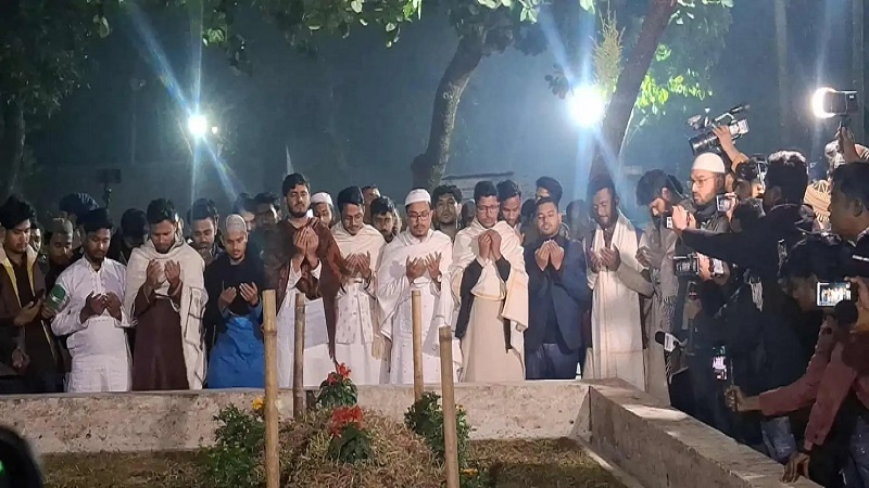 শহীদ হাদী ও কবি নজরুল ইসলামের কবর জিয়ারত করছেন জকসুর নবনির্বাচিত প্রতিনিধিরা