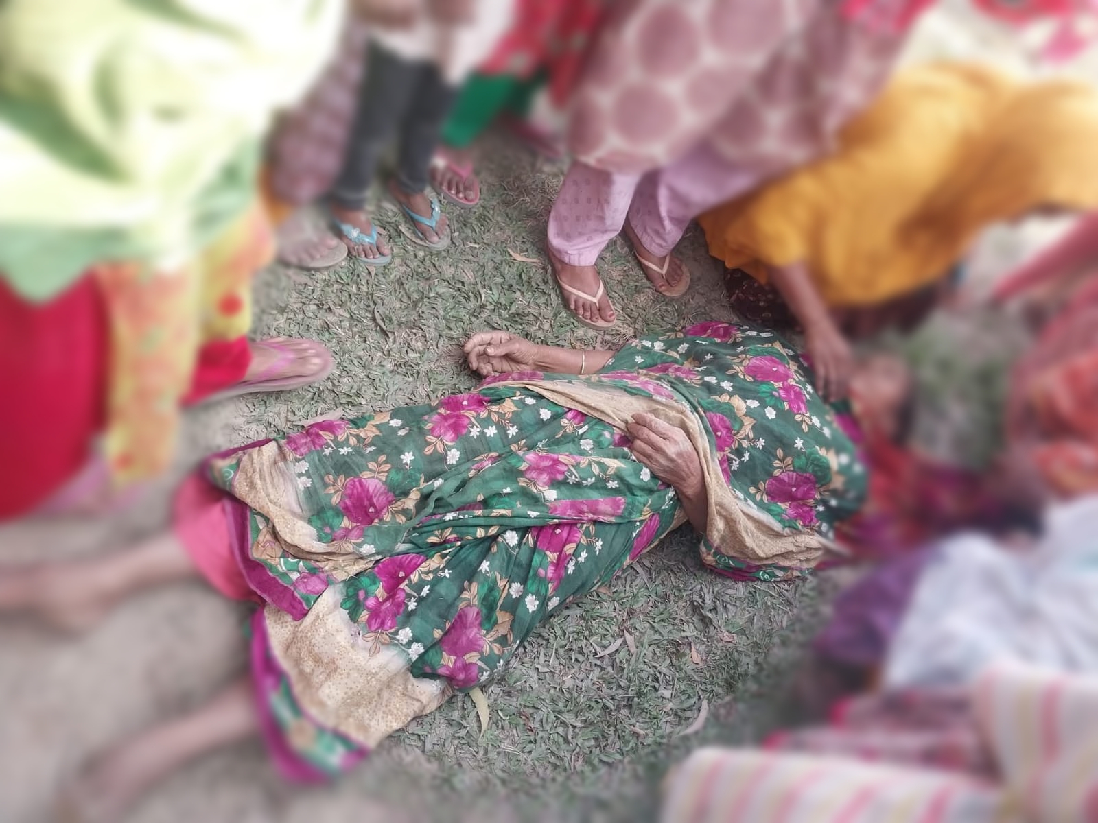 লালমনিরহাটে মিলিটারি ফার্মের গবাদিপশুর ঘাস বহনকারী একটি ট্রাক্টরের চাপায় এক নারী পথচারী গুরুতর আহত হয়েছেন।