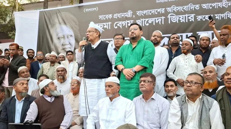 ছেলের জন্য বাবা, বাবার জন্য ছেলের ভোটপ্রার্থনা; নজর কাড়ছে ভোটারদের