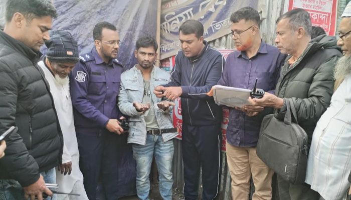 জামায়াতপন্থি আইনজীবীর বাসা থেকে ম্যাগাজিন-গুলিসহ বিদেশি পিস্তল উদ্ধার