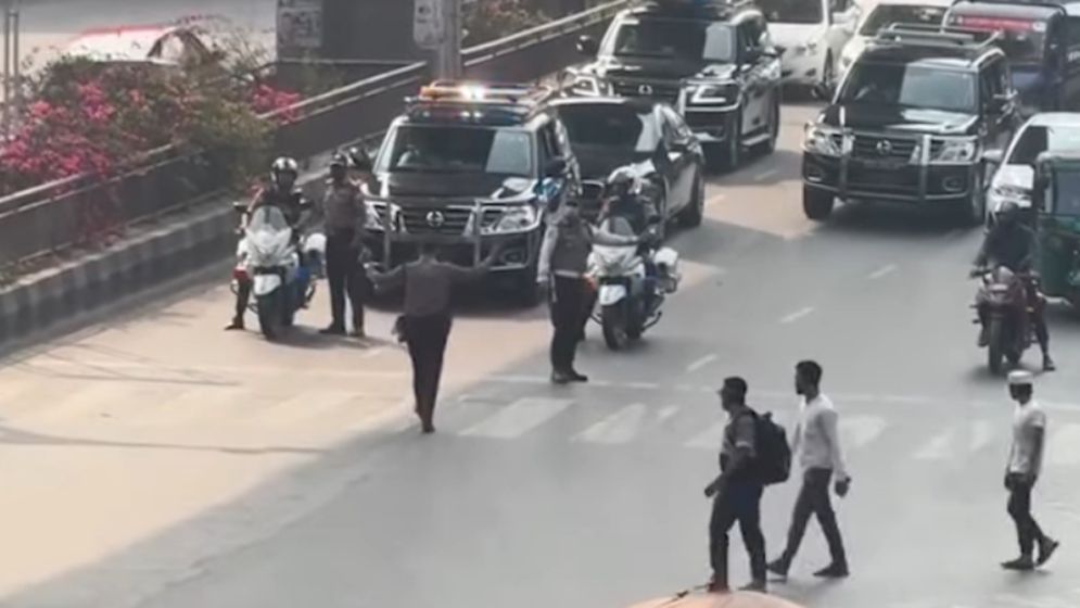 কারওয়ান বাজার সিগন্যালে আটকে গেল রাষ্ট্রপতির গাড়িবহর