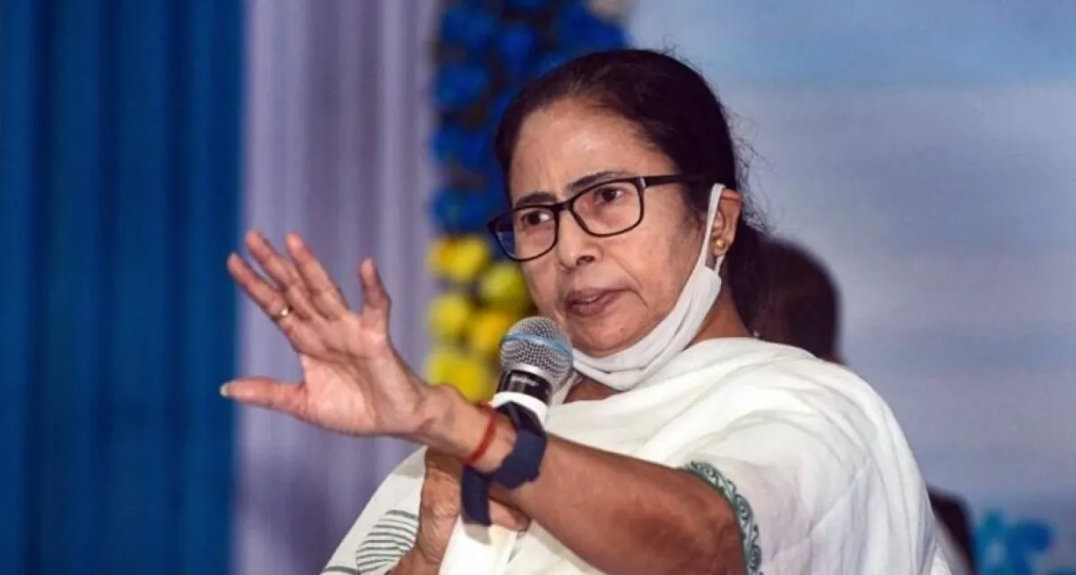 পুলিশের সঙ্গে উত্তপ্ত বাকযুদ্ধে জড়িয়ে পড়লেন মুখ্যমন্ত্রী মমতা
