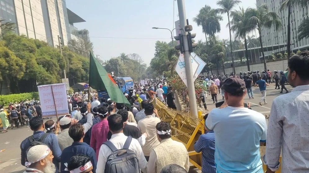 ৯ম পে স্কেলের গেজেট বাস্তবায়নের দাবিতে ব্যারিকেড ভেঙে যমুনা অভিমুখে সরকারি চাকরিজীবীরা