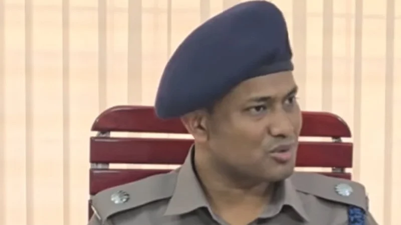 ‘ব্যালট বাক্সে হাত দিলে হাতই থাকবে না’: সতর্ক করলো পুলিশ