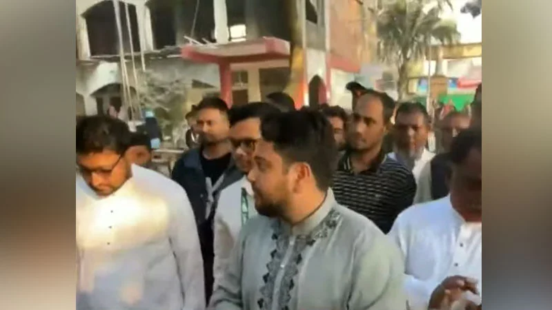 বাড্ডায় ভোট দিলেন নাহিদ ইসলাম