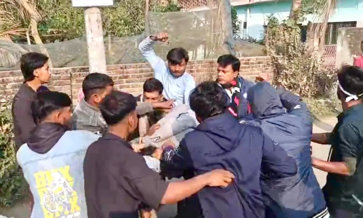 রাজশাহী-৫ আসনের দুর্গাপুরে ধানের শীষ ও ফুটবল প্রতীকের সমর্থকদের সংঘর্ষ