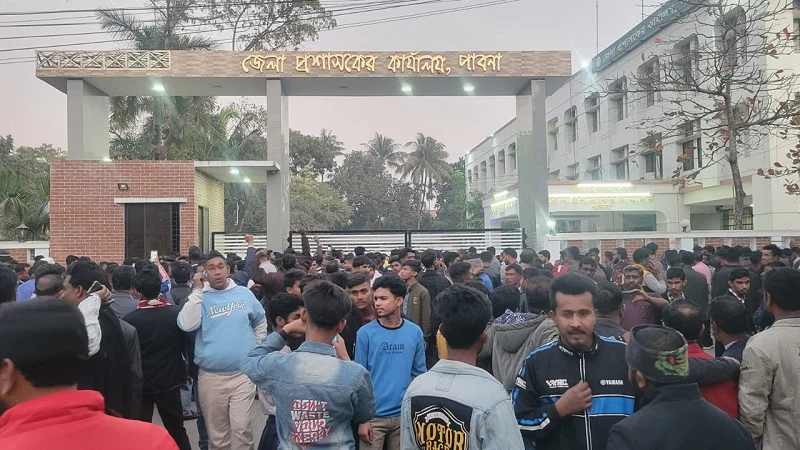 ভোট পুনঃগণনার দাবিতে ডিসি অফিস ঘেরাও করে বিএনপি নেতাকর্মীদের বিক্ষোভ