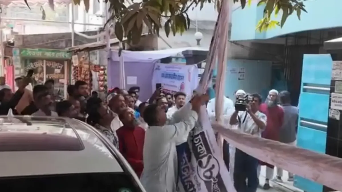 নিজের ব্যানার-ফেস্টুন সরাচ্ছেন নবনির্বাচিত এমপি জাহাঙ্গীর