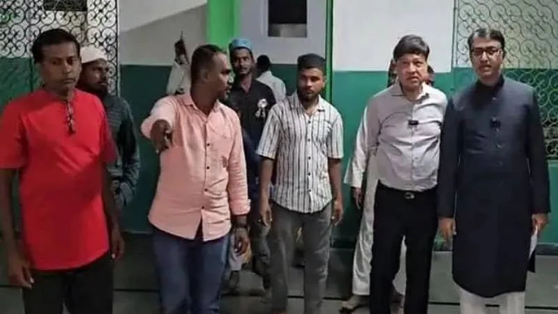 হিন্দু ব্যবসায়ীর উদ্যোগে ভাঙচুর হওয়া সেই ইয়াদাদ্রি মসজিদ মেরামত
