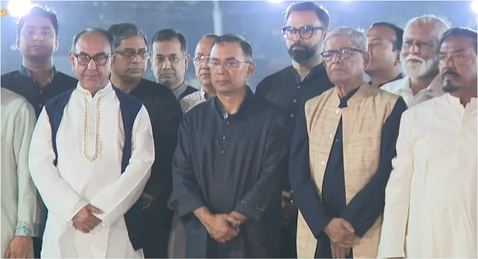 একুশের প্রথম প্রহরে শহীদ মিনারে শ্রদ্ধা জানালেন প্রধানমন্ত্রী