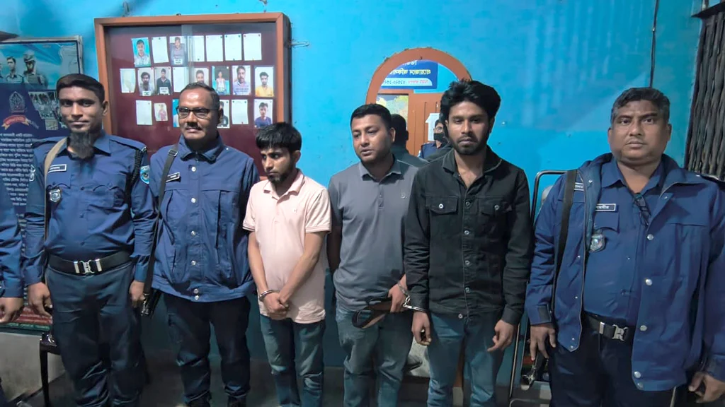 চাঁদাবাজির অভিযোগে বিএনপির ৩ নেতা গ্রেপ্তার