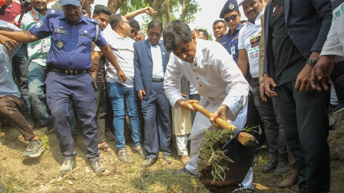 লালমাইয়ে ডাকাতিয়া নদীর শাখা খাল পুনঃখনন কাজের উদ্বোধন করলেন কৃষিমন্ত্রী