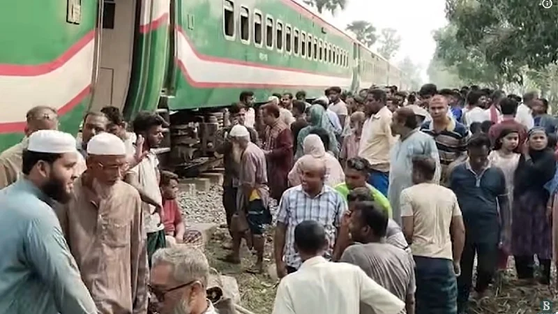 ২৩ ঘণ্টা পর উত্তরবঙ্গের সঙ্গে ঢাকার রেল চলাচল শুরু
