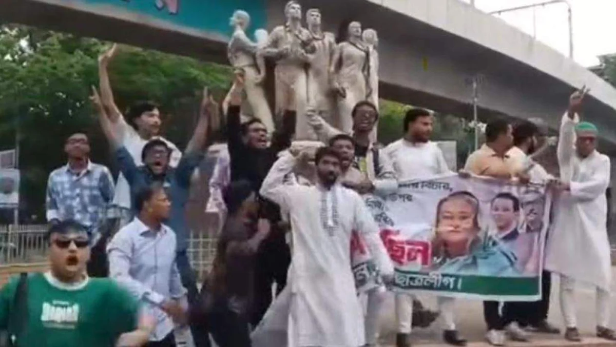 ঢাবিতে ছাত্রলীগের ‘জয় বাংলা’ স্লোগান, রাজু ভাস্কর্যে ‘কয়েক সেকেন্ড’ অবস্থানের চেষ্টা