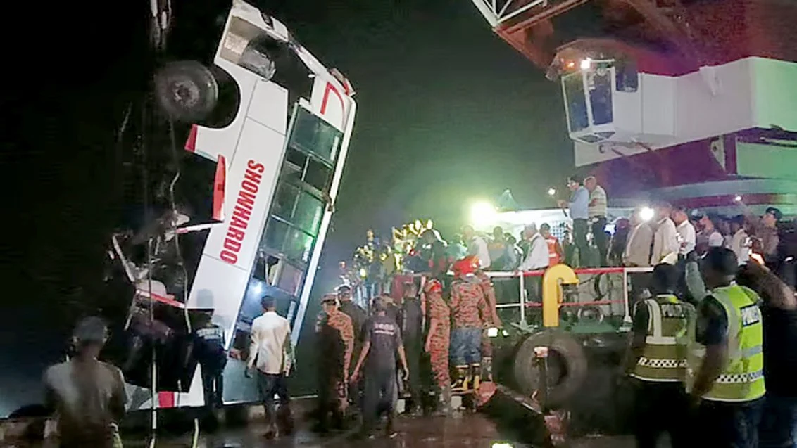 দৌলতদিয়া ফেরিঘাটে বাসডুবির ঘটনায় নিহত বেড়ে ২৩