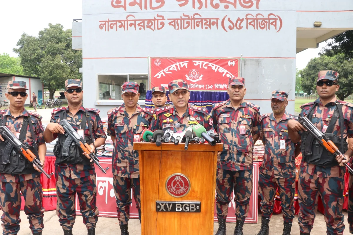 লালমনিরহাটে ১৫ বিজিবির অভিযানে ২৪ লাখ টাকার ভারতীয় কাপর জব্দ