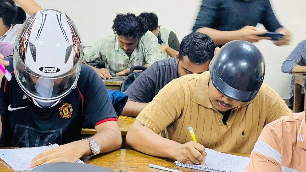 নিরাপত্তা শঙ্কায় হেলমেট পরে পরীক্ষার হলে জবি শিক্ষার্থীরা