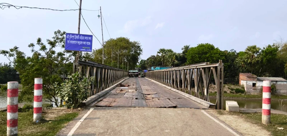 চলাচলের অযোগ্য সাতক্ষীরার শাঁখরা-কোমরপুর ব্রিজ, দ্রুত সংস্কারের দাবি