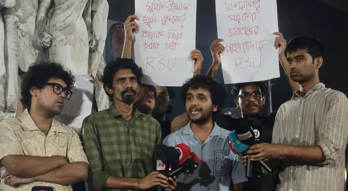 কুষ্টিয়ায় মাজারে হামলা ও পীর হত্যার প্রতিবাদে ঢাবিতে বিক্ষোভ