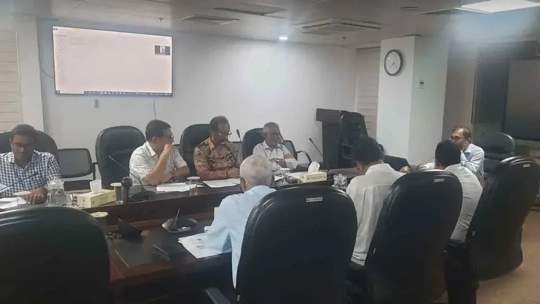 ভাড়া বাড়াতে বৈঠকে বসেছে বাস মালিক ও বিআরটিএ