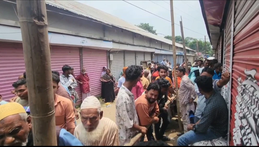 জেলেদের চাল বিতরণে অনিয়ম, জেলে কার্ড নয় বিএনপি নেতার স্লিপে মিলছে চাল