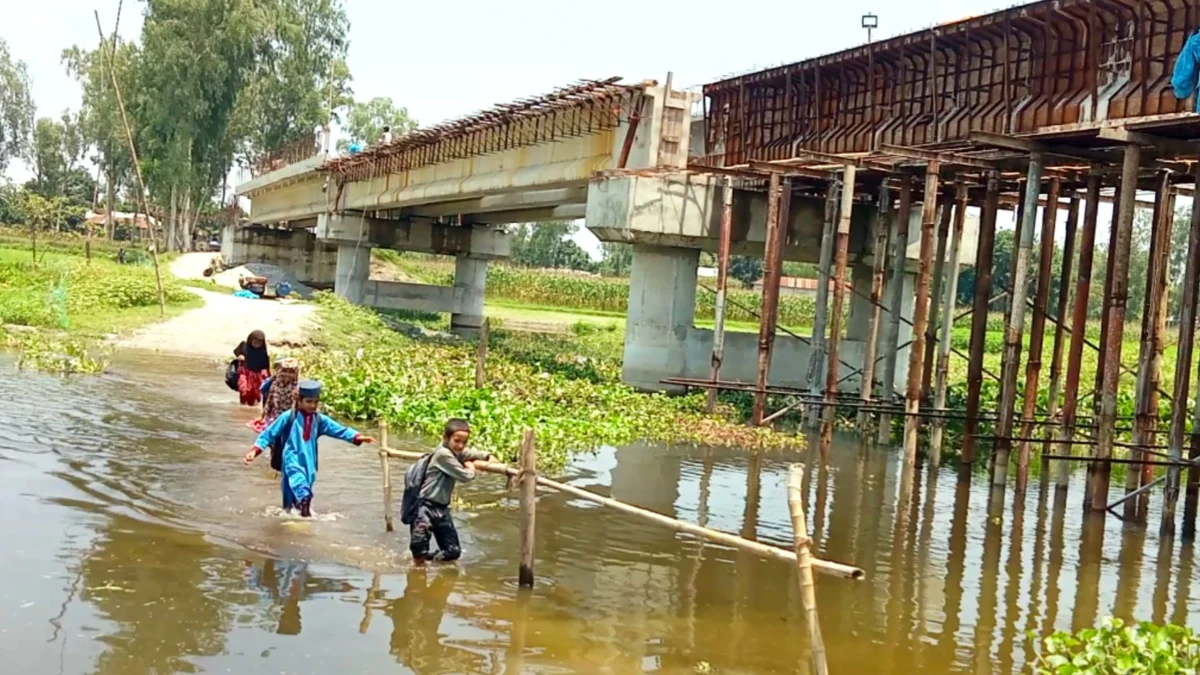 সময় বাড়িয়েও শেষ হয়নি সেতুর নির্মাণ কাজ; ভোগান্তিতে শিক্ষার্থীসহ সহস্রাধিক মানুষ