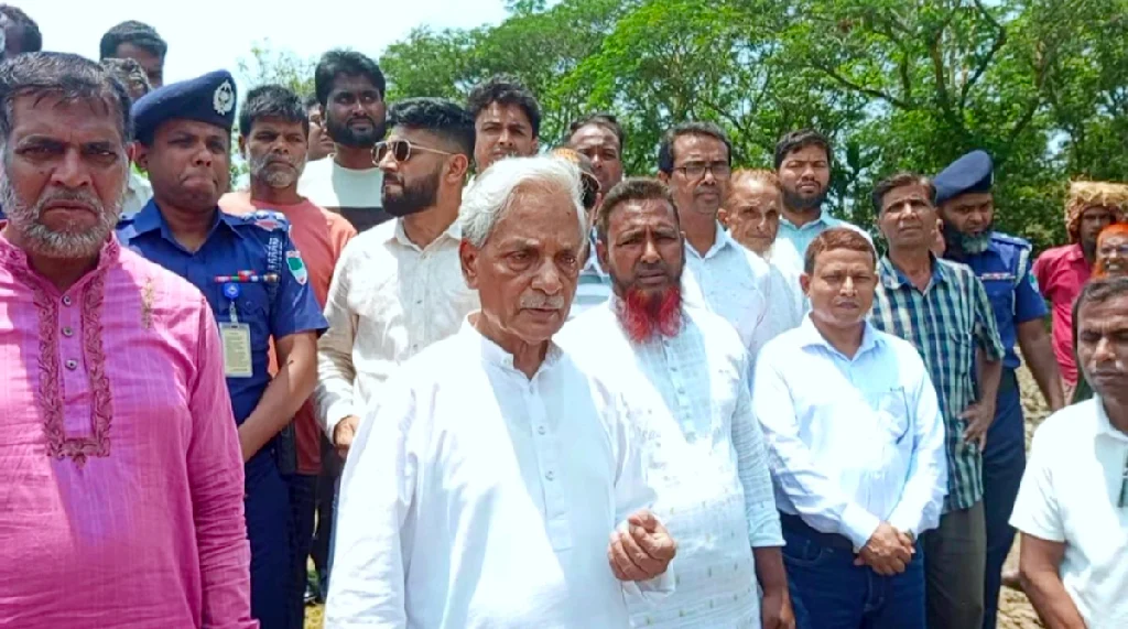 এভাবে হাসলে হবে না, একেবারে বাড়ি পাঠিয়ে দেব: খাল খনন কর্মকর্তাকে সংস্কৃতিমন্ত্রী