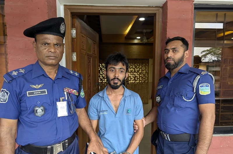 বাকৃবিতে গোপনে ছাত্রীদের ছ‌বি তোল‌তে গি‌য়ে আটক মাদকাসক্ত তোফা‌য়েল