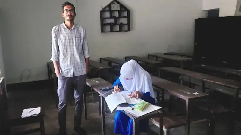 কেন্দ্রে পরীক্ষার্থী একজন, দায়িত্বে ৮ জন