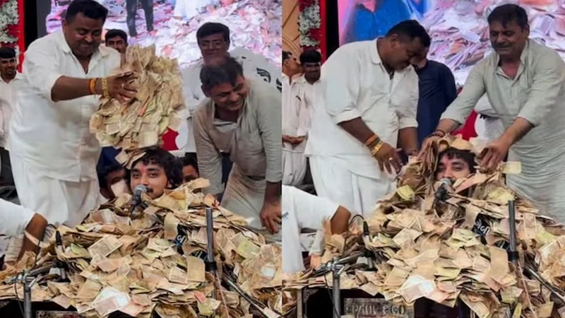 টাকার স্তূপের নিচে চাপা পড়েও গান চালিয়ে গেলেন গুজরাটি গায়ক