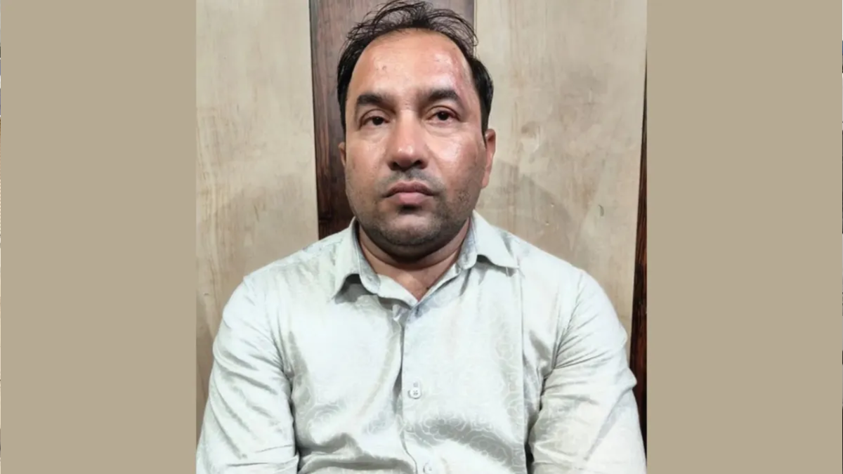 প্রশ্নপত্র ফাঁসের প্রলোভন দেখিয়ে দীর্ঘদিন ধরে ছাত্রীকে হয়রানির অভিযোগ হিন্দু শিক্ষকের বিরুদ্ধে