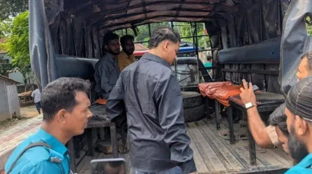 নিষিদ্ধ ছাত্রলীগের ঝটিকা মিছিল, ধাওয়া দিয়ে ৪ জনকে পুলিশে দিল জনতা