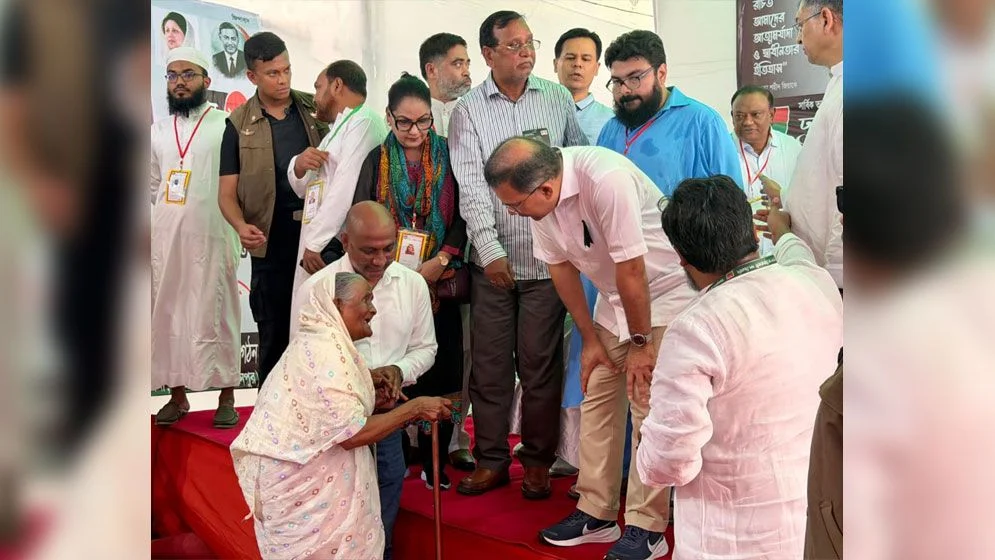 প্রধানমন্ত্রী তারেক রহমানকে কাছে পেয়ে দৃষ্টিহীন নূরজাহানের স্বপ্ন পূরণ!