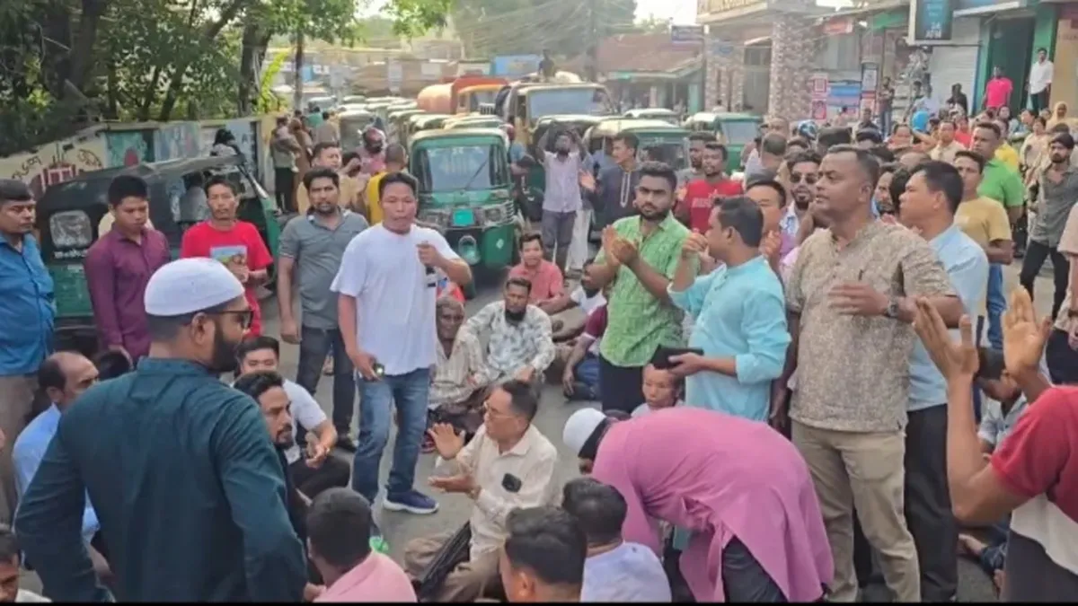 পার্বত্য মন্ত্রীর পদত্যাগ বাতিলের দাবিতে সড়ক অবরোধ করে বিক্ষোভ