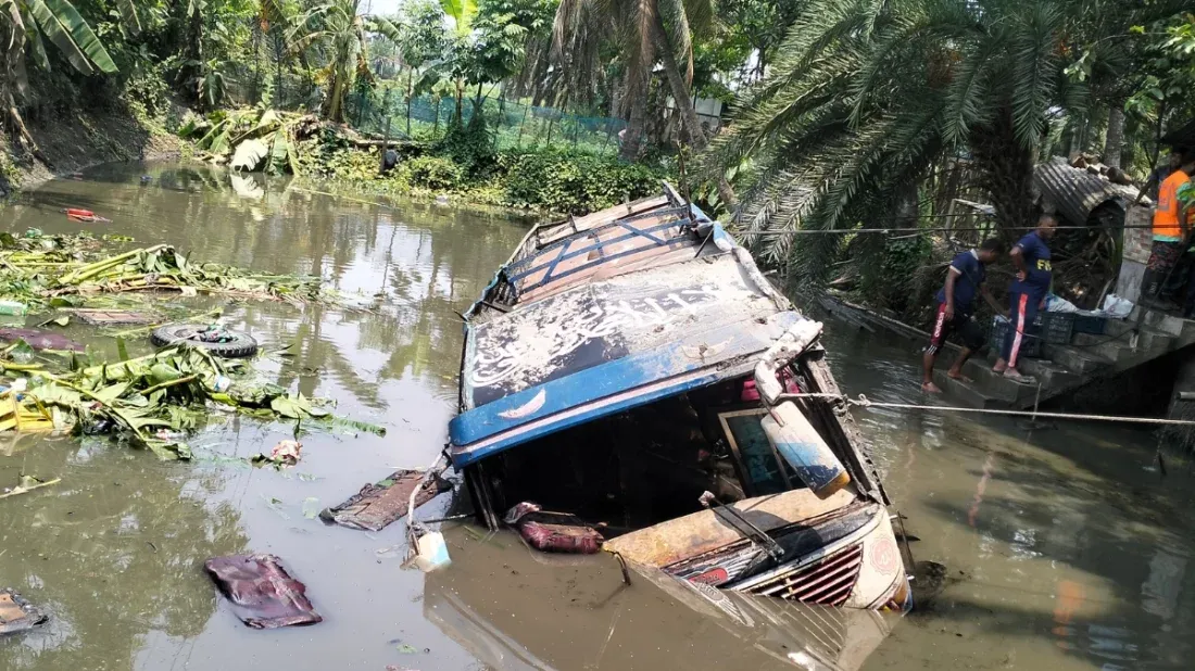 নিয়ন্ত্রণ হারিয়ে যাত্রীসহ বাস পুকুরে, যুবক নিহত, আহত ২৫
