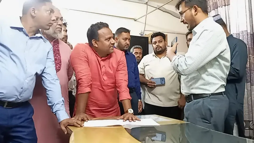 ‘হয় কাজ করবেন, না হলে চলে যাবেন’: স্বাস্থ্য কর্মকর্তাকে প্রতিমন্ত্রীর কড়া হুঁশিয়ারি